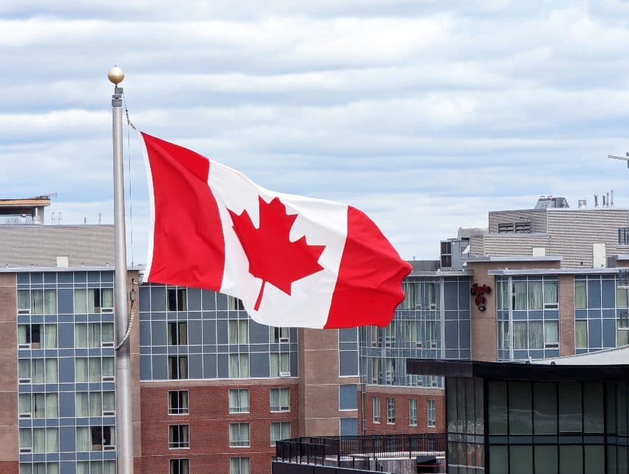 Le drapeau du Canada flottant devant un immeuble