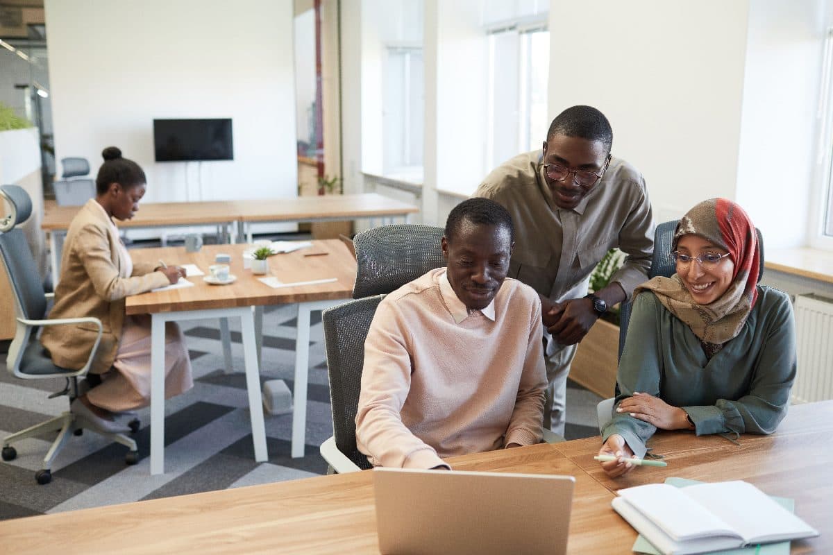 Une équipe diverse au travail dans un bureau canadien